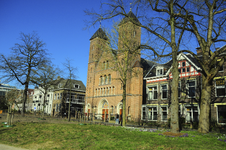 900761 Gezicht op het Willemsplantsoen te Utrecht, met in het midden de St.-Gertrudiskerk (Oud-Katholieke Kerk; ...